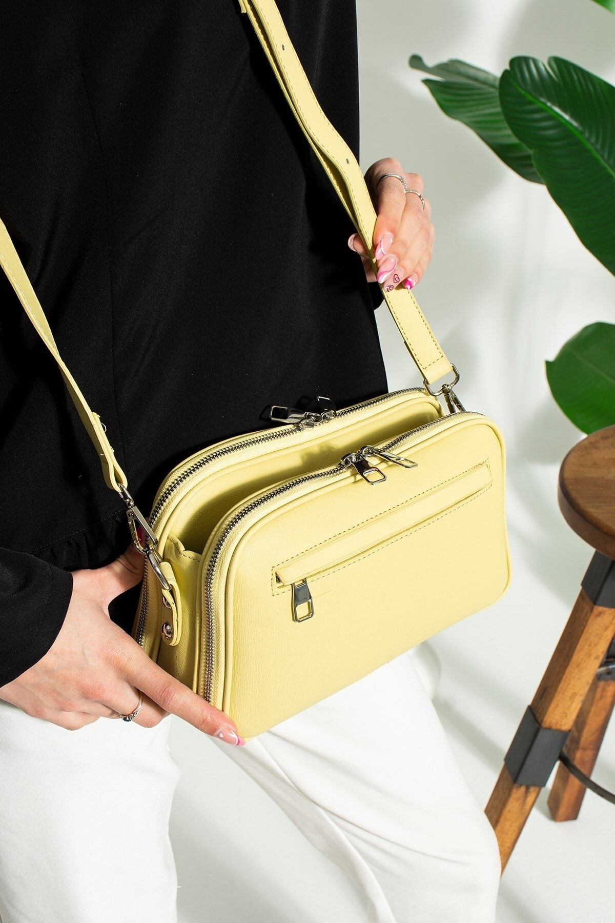Nine west ring best sale leader camera bag