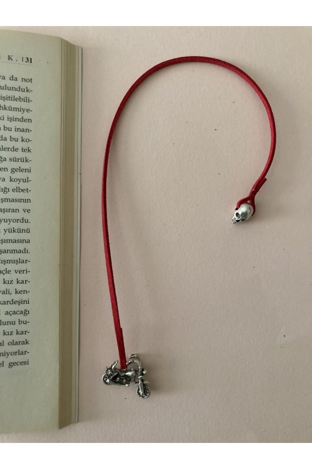 Pamuk & At Tasarım El Yapımı Motorsikletli Ve Kuru Kafalı Kırmızı Süet Ipli Kitap Ayracı