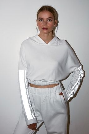 TRENDYOLMİLLA Beyaz Kapüşonlu Reflektörlü Spor Sweatshirt TWOSS20SW0161
