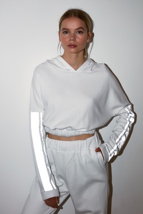 TRENDYOLMİLLA Beyaz Kap&uuml;şonlu Reflekt&ouml;rl&uuml; Spor Sweatshirt TWOSS20SW0161