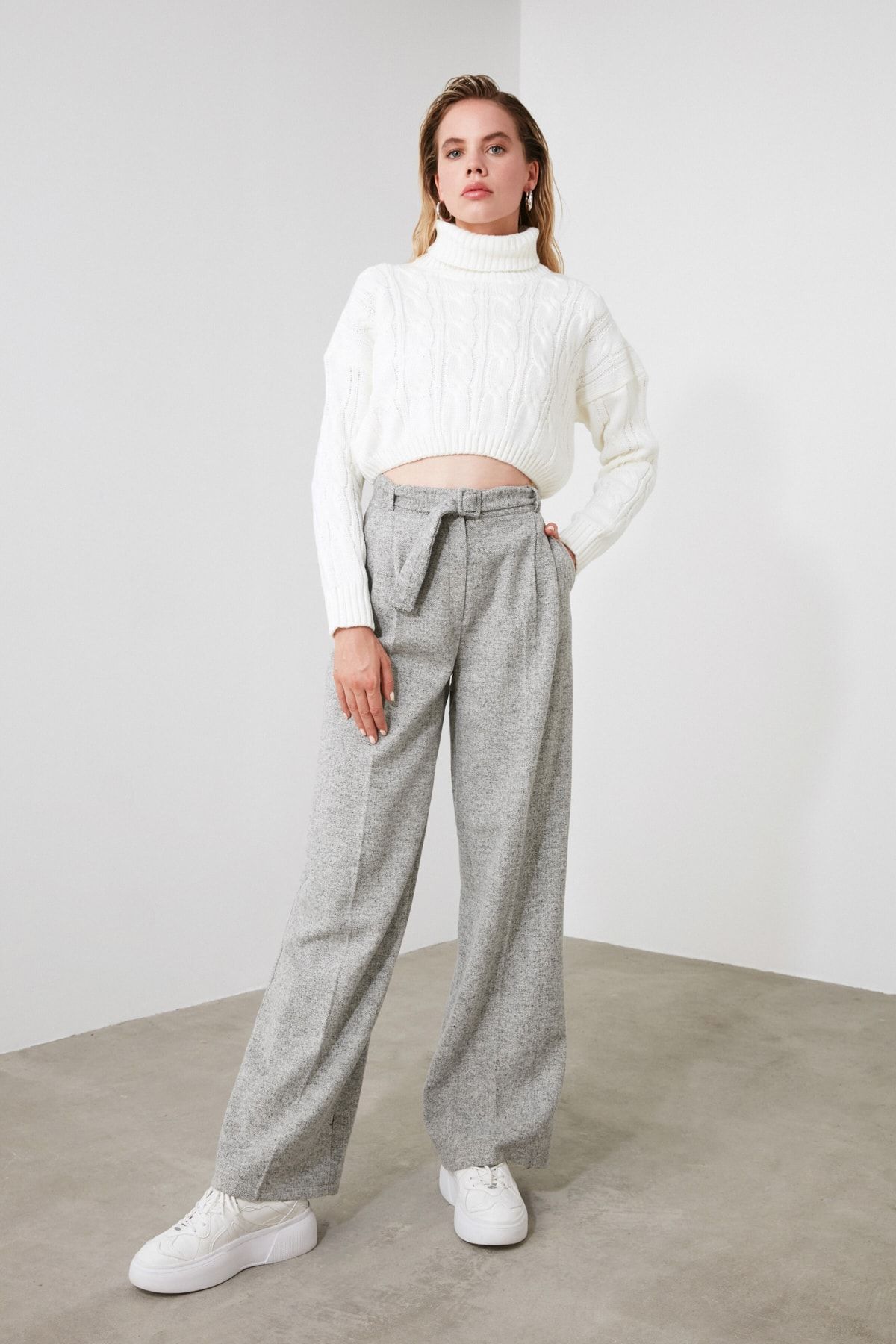 TRENDYOLMİLLA Gri Kemerli Pileli Geniş Paça Pantolon TWOAW21PL0055