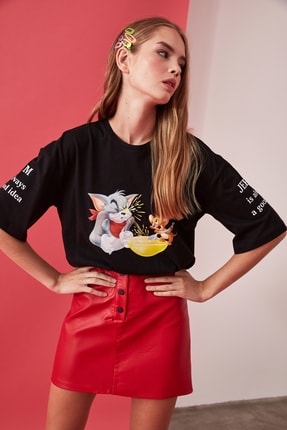 TRENDYOLMİLLA Siyah Tom & Jerry Lisanslı Baskılı Loose &Ouml;rme T-Shirt TWOAW21TS0049