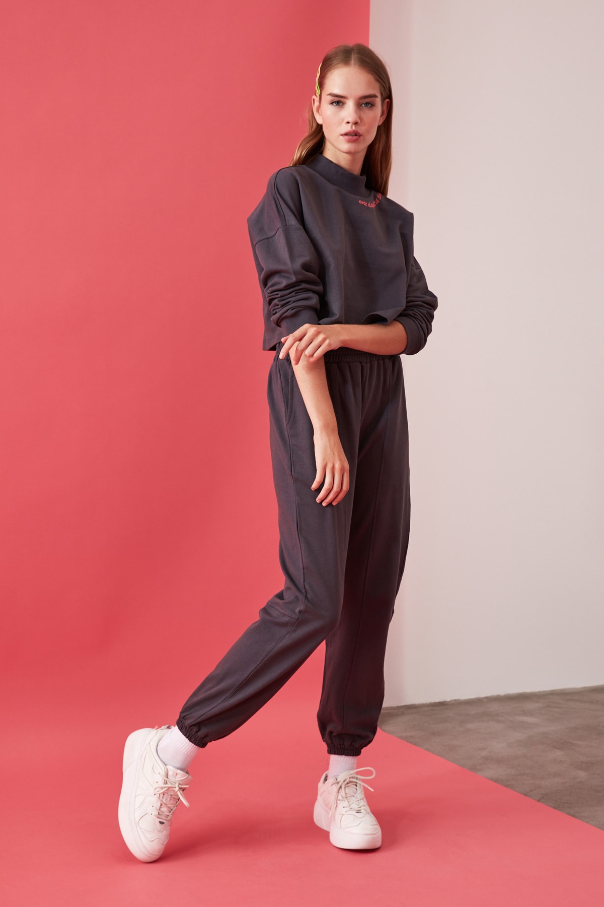 TRENDYOLMİLLA Antrasit Dik Yaka Nakış Detaylı Crop Örme Eşofman Takım TWOAW21AU0011