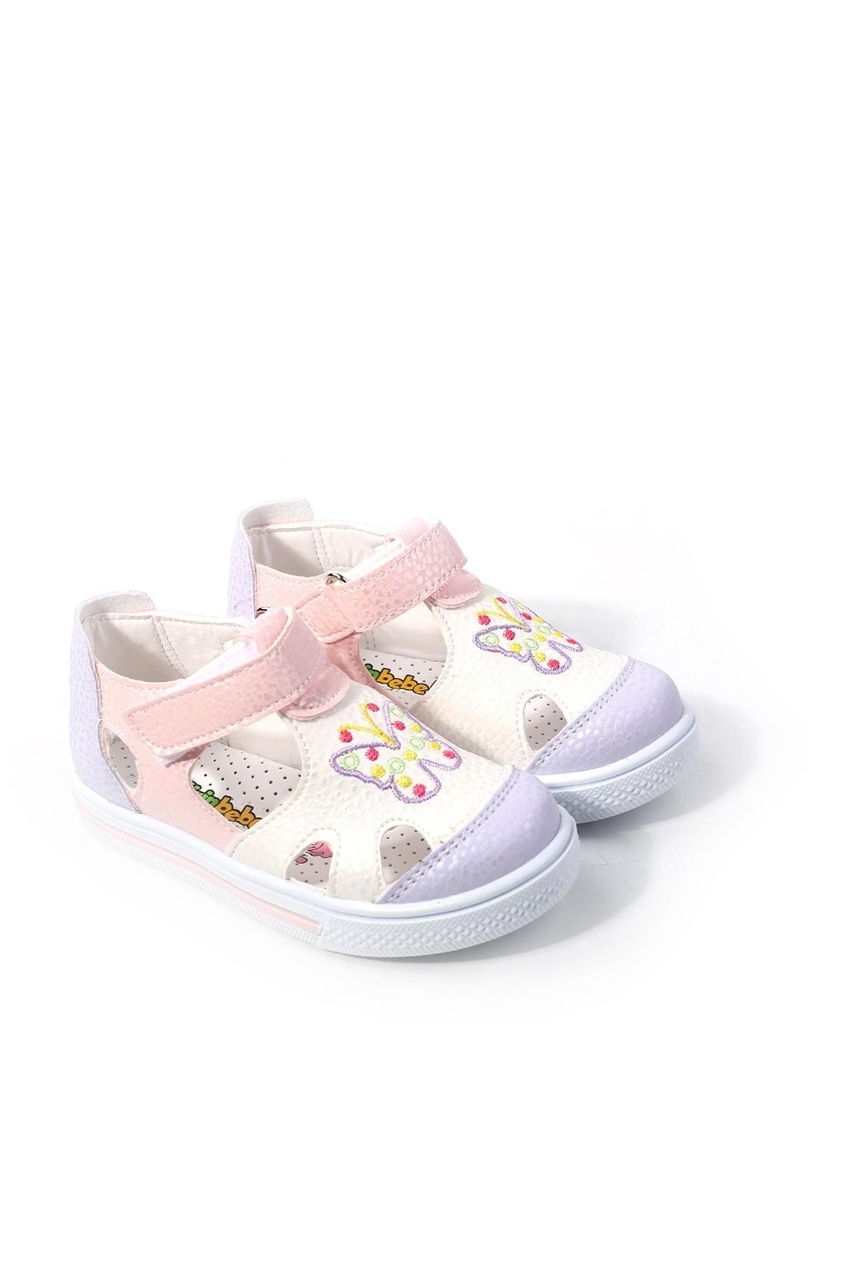 Baby girl deals orthopedic shoes