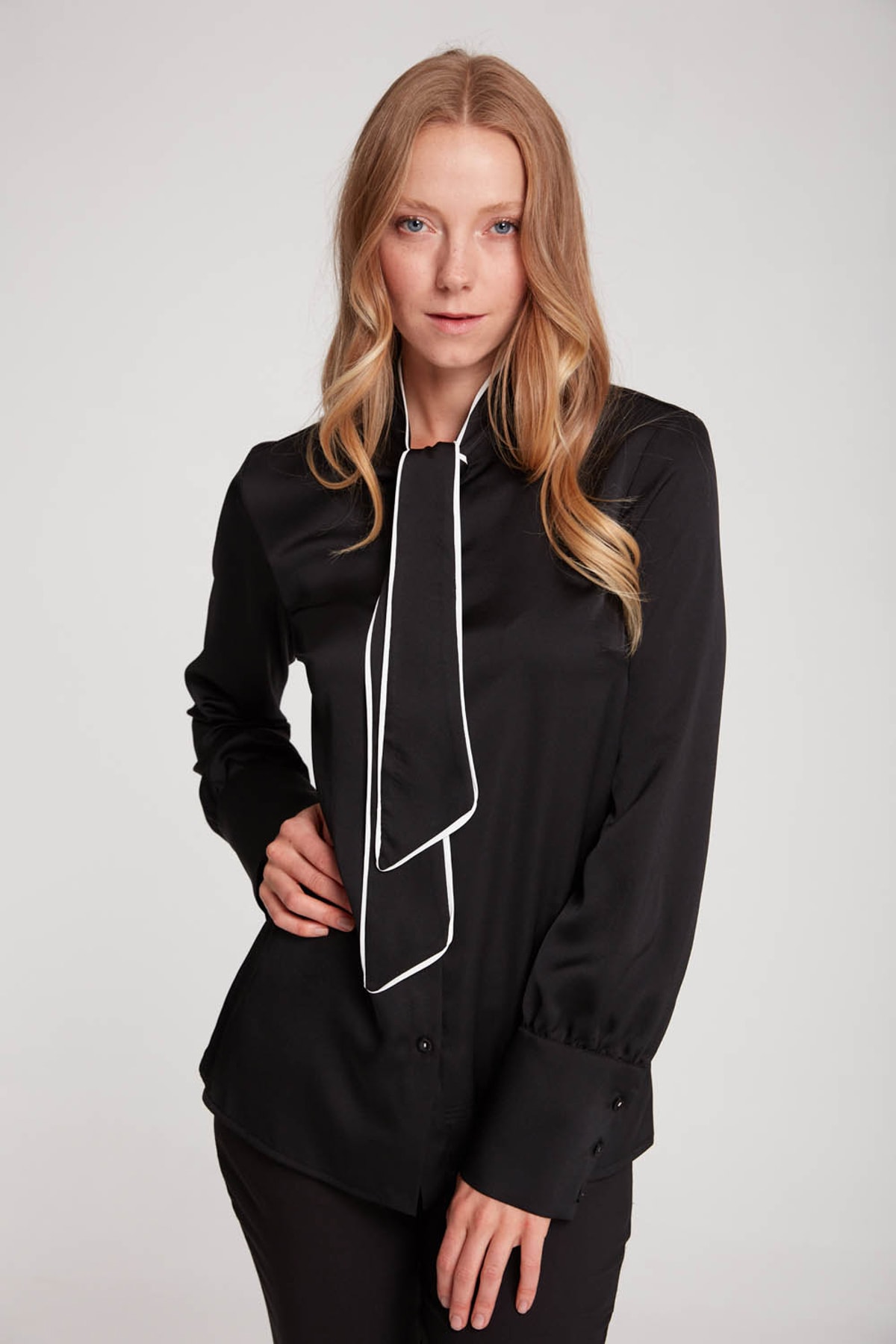 Mizalle Kadın Siyah Bağlama Beyaz Biyeli Bluz 19KGMZL1012016