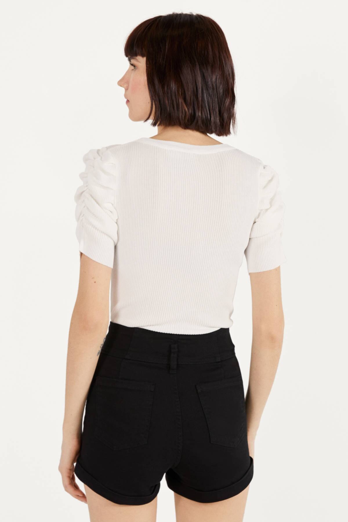 bershka kadin siyah kivrik pacali yuksek bel sort 02614019 fiyati yorumlari trendyol