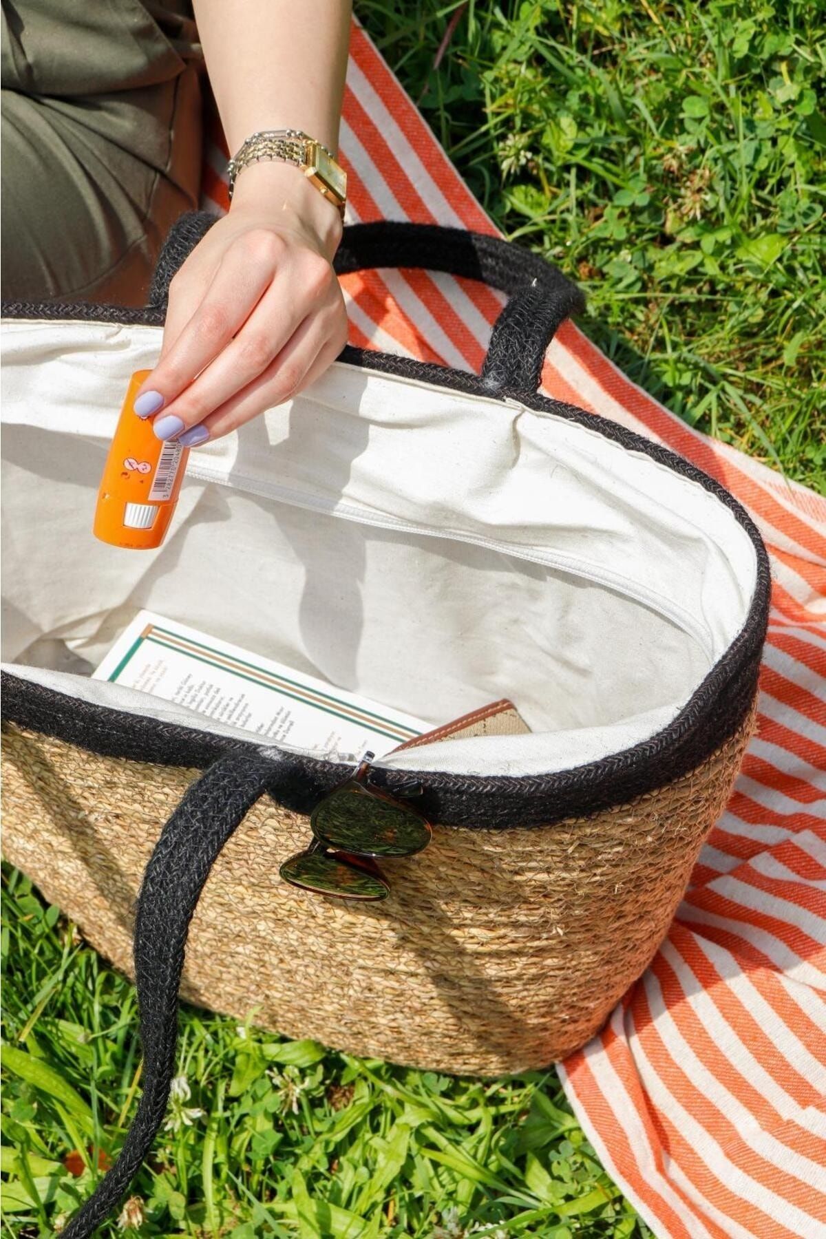 Small straw outlet beach bag