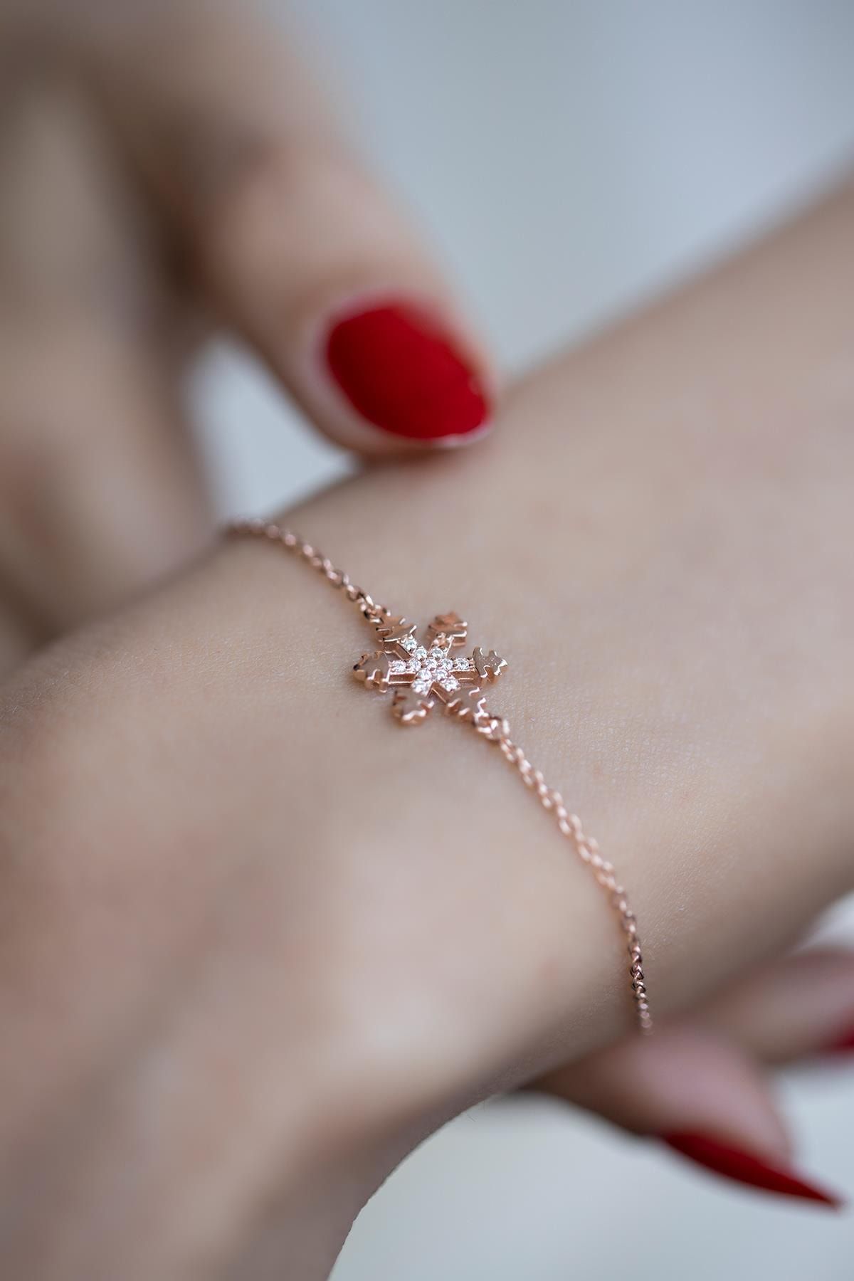 İzla Design Kadın Rose Kaplama Kar Tanesi Model Zirkon Taşlı Gümüş Bileklik İZLASLVR00347