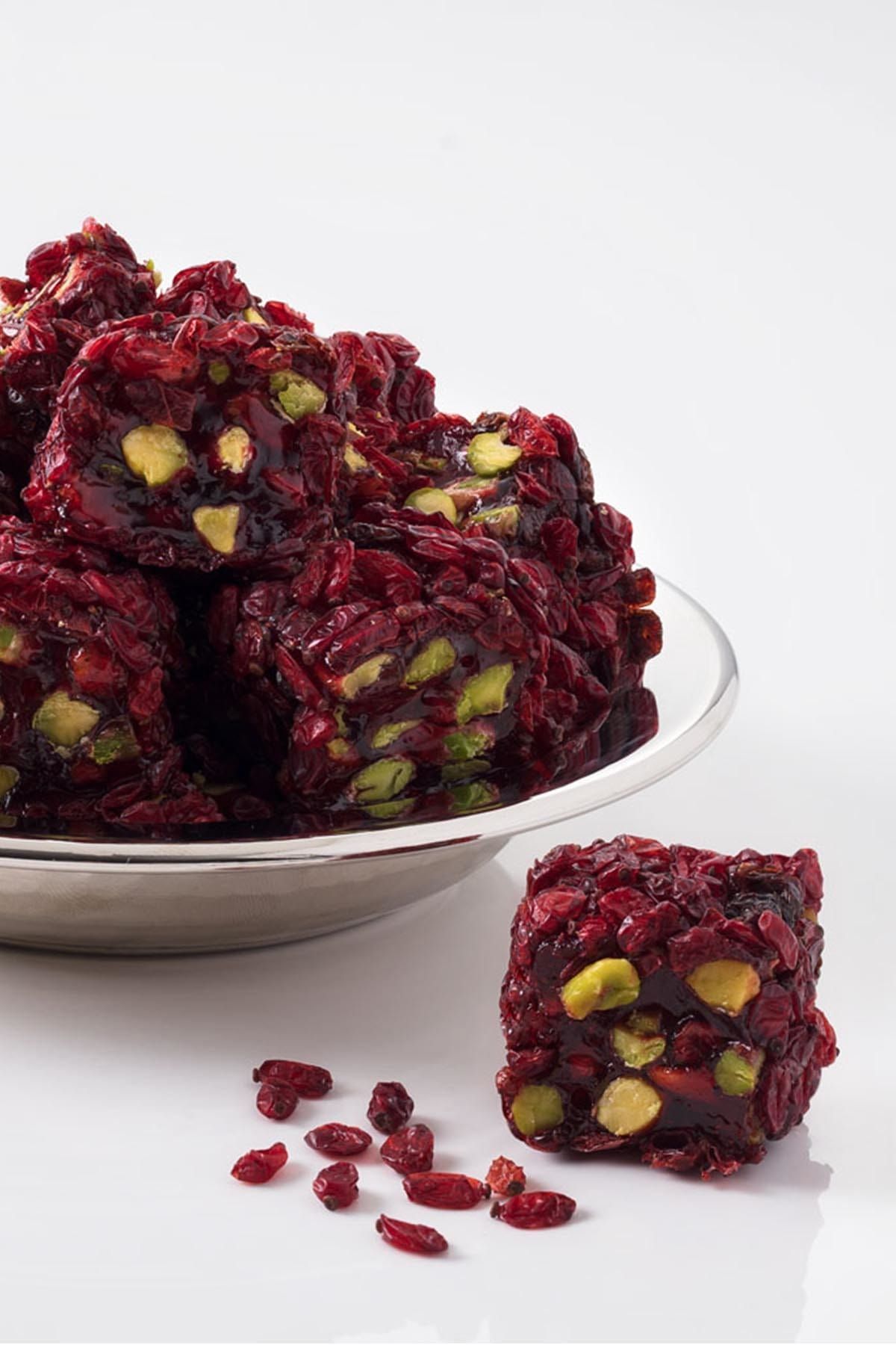 Şekerci Cafer Erol Zereşk Üzümü Kaplı Nar Aromalı Antep Fıstıklı Fitil Lokum (500 Gram)