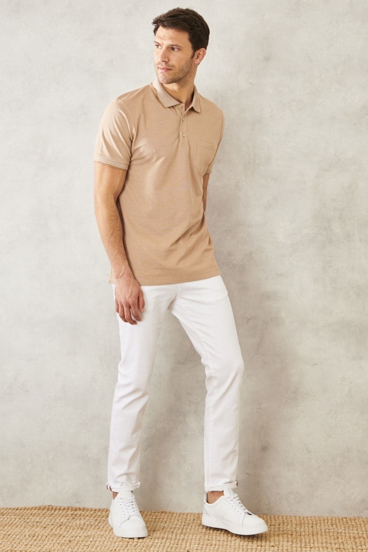 Erkek Çekmeyen Pamuklu Kumaş Regular Fit Rahat Kesim Bej-beyaz Kıvrılmaz Polo Yaka Cepli Tişört