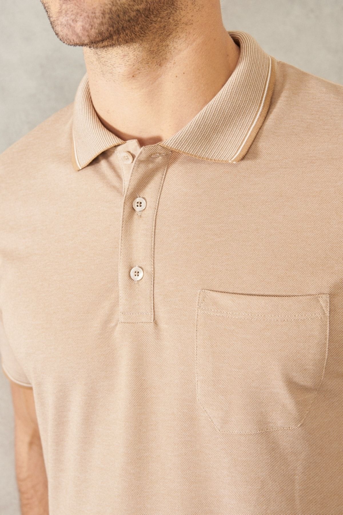 Erkek Çekmeyen Pamuklu Kumaş Regular Fit Rahat Kesim Bej-beyaz Kıvrılmaz Polo Yaka Cepli Tişört