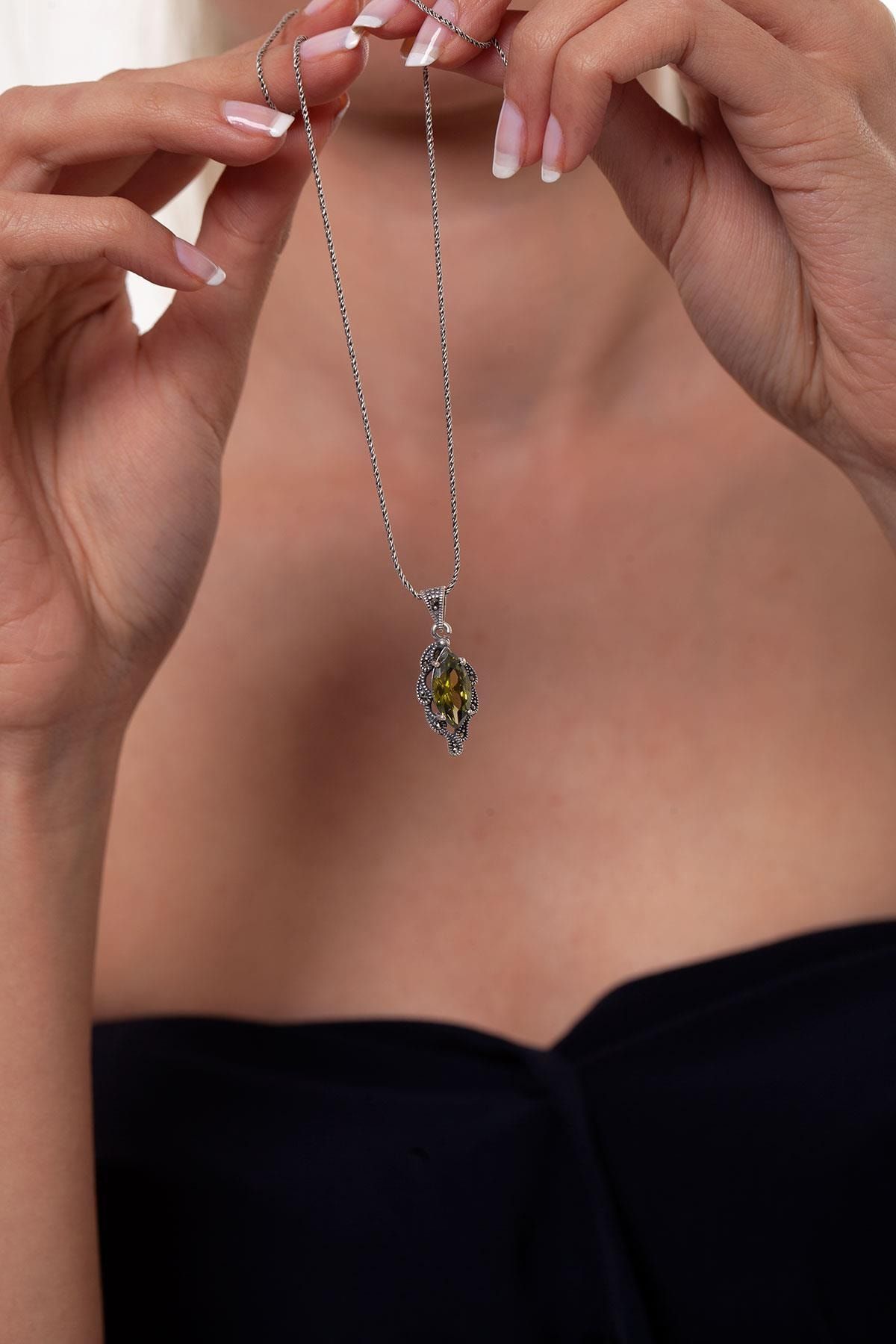 Ninova Silver Kadın Yaprak Model Peridot ve Markazit Taşlı Gümüş Kolye NNVSLVR03045