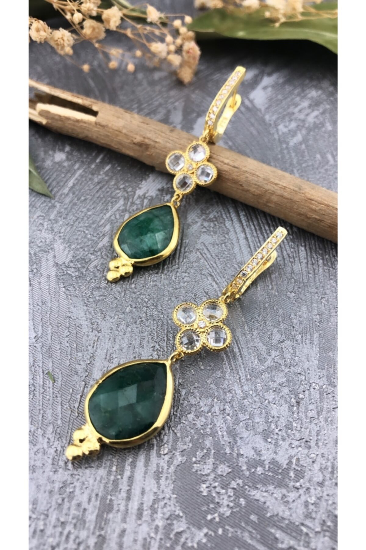 Joel Jewelry Zirkon Taşlı Çiçekli Damla Kesim Zümrüt Taşlı Sallantılı Altın Kaplamalı Gümüş Küpe