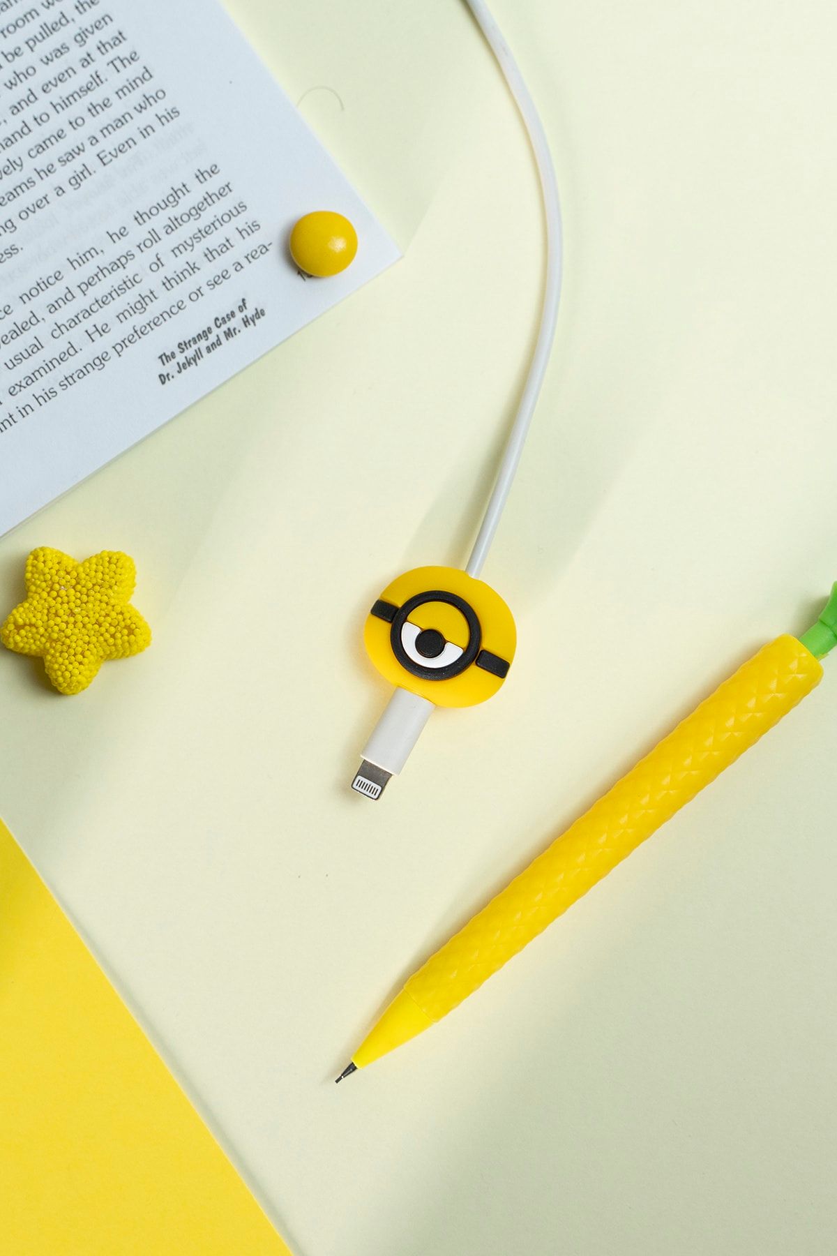 mooodcase Silikonlu Minions Kablo Koruyucu