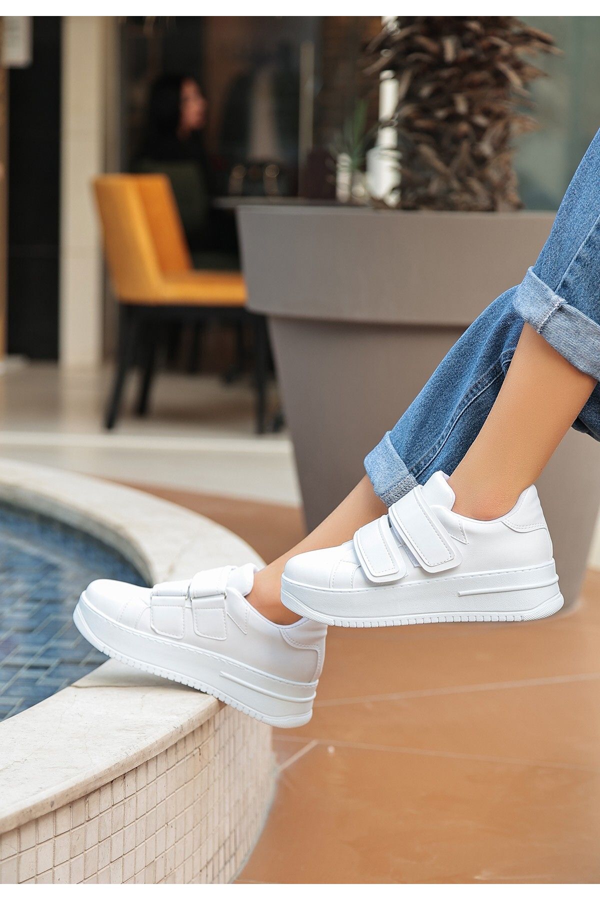 Womens white top velcro tennis shoes