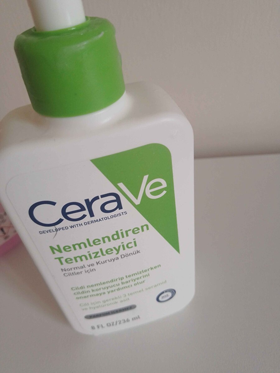 CeraVe Normal ve Kuruya Dönük Ciltler için Seramid & Hyalüronik Asit İçeren Nemlendiren Temizleyici 236ml