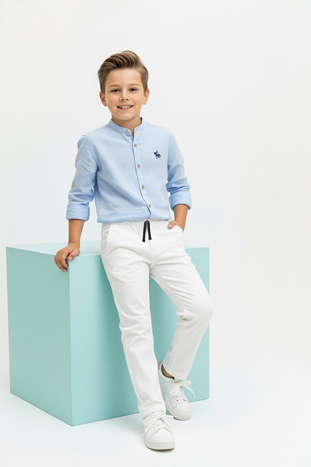 قميص أزرق فاتح بياقة عالية وحزام مطاطي وبنطلون منس...