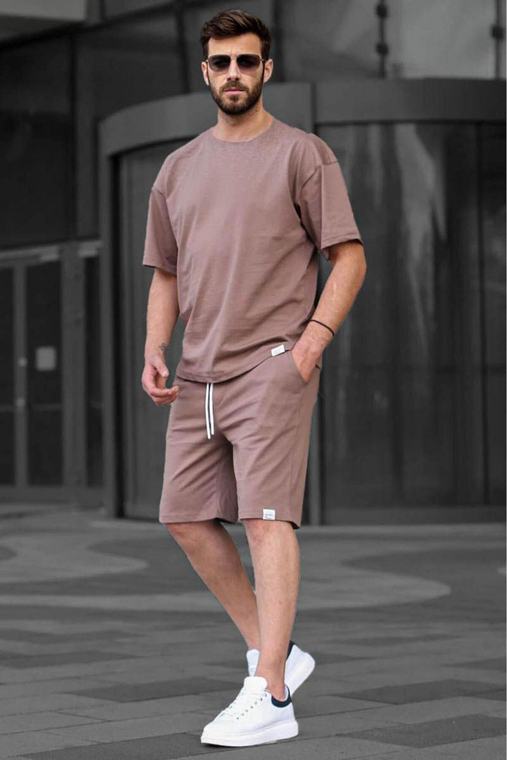Grey sweat on sale shorts outfit mens