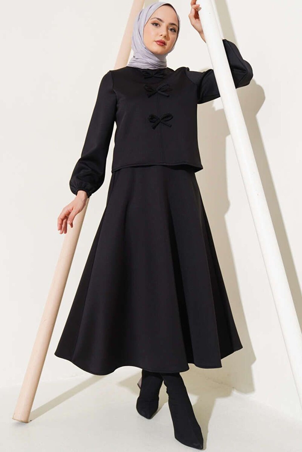 بدلة سكوبا مزدوجة مع تنورة بفيونكة أمامية للنساء