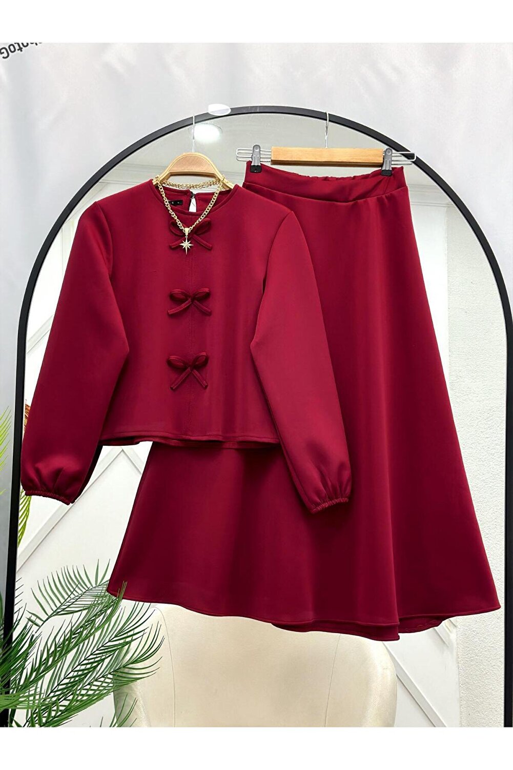 بدلة سكوبا مزدوجة مع تنورة بفيونكة أمامية للنساء