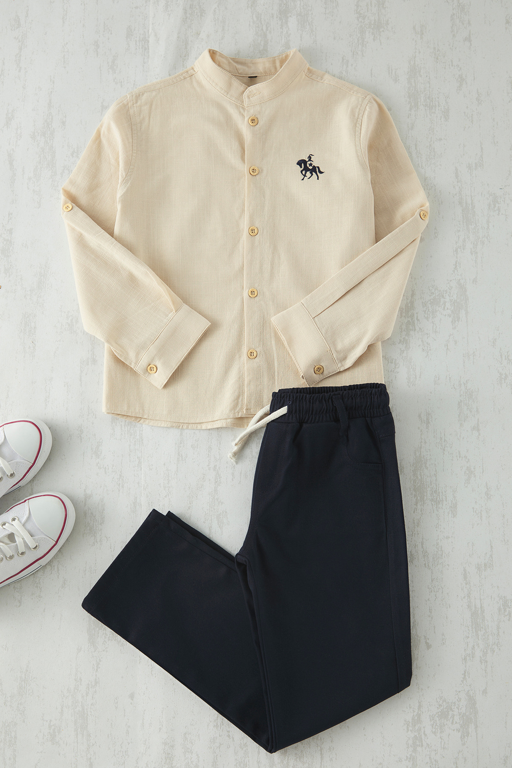 قميص أزرق فاتح بياقة عالية وحزام مطاطي وبنطلون منس...