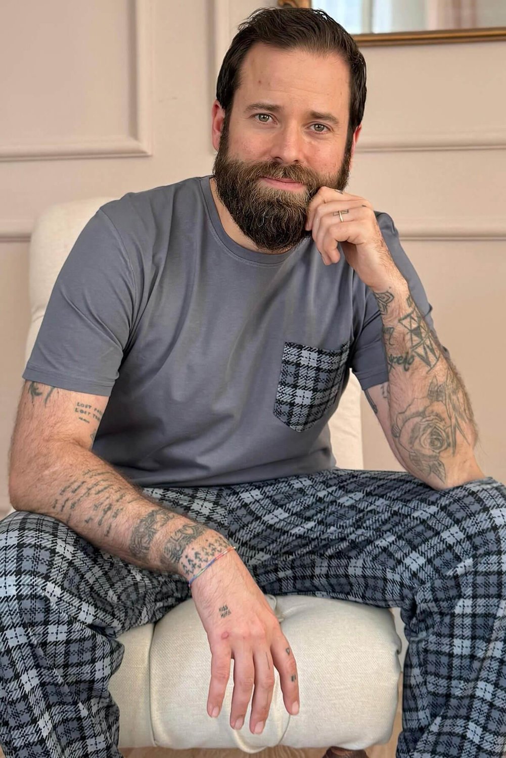 Men's short-sleeve pajama set with pocket details, patterned, in black and khaki