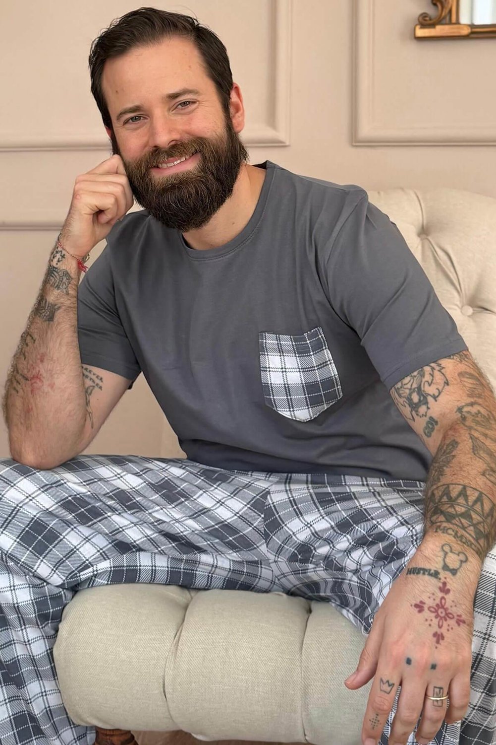 Men's short-sleeve pajama set with pocket details, patterned, in black and khaki