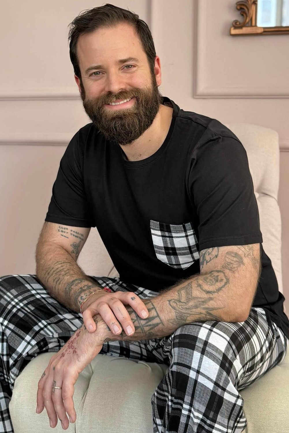 Men's short-sleeve pajama set with pocket details, patterned, in black and khaki