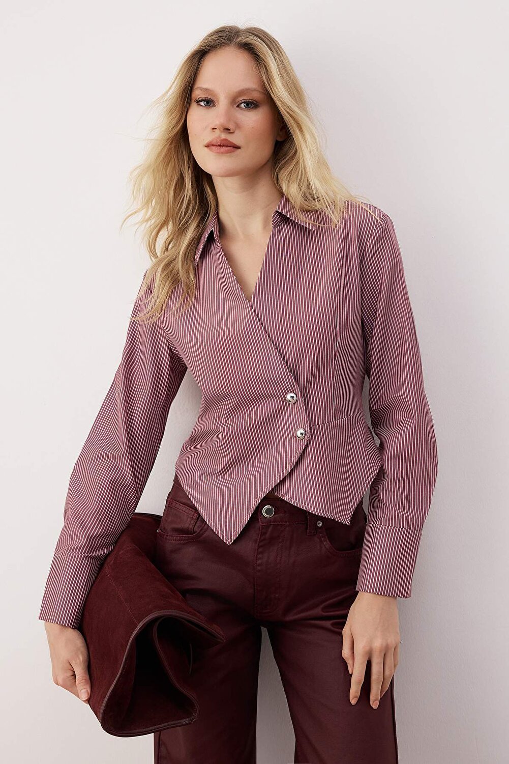 Trendyol Collection قميص مخطط، باللون العنابي ومتعدد الألوان مع أزرار فضية - TWOAW26GO00081
