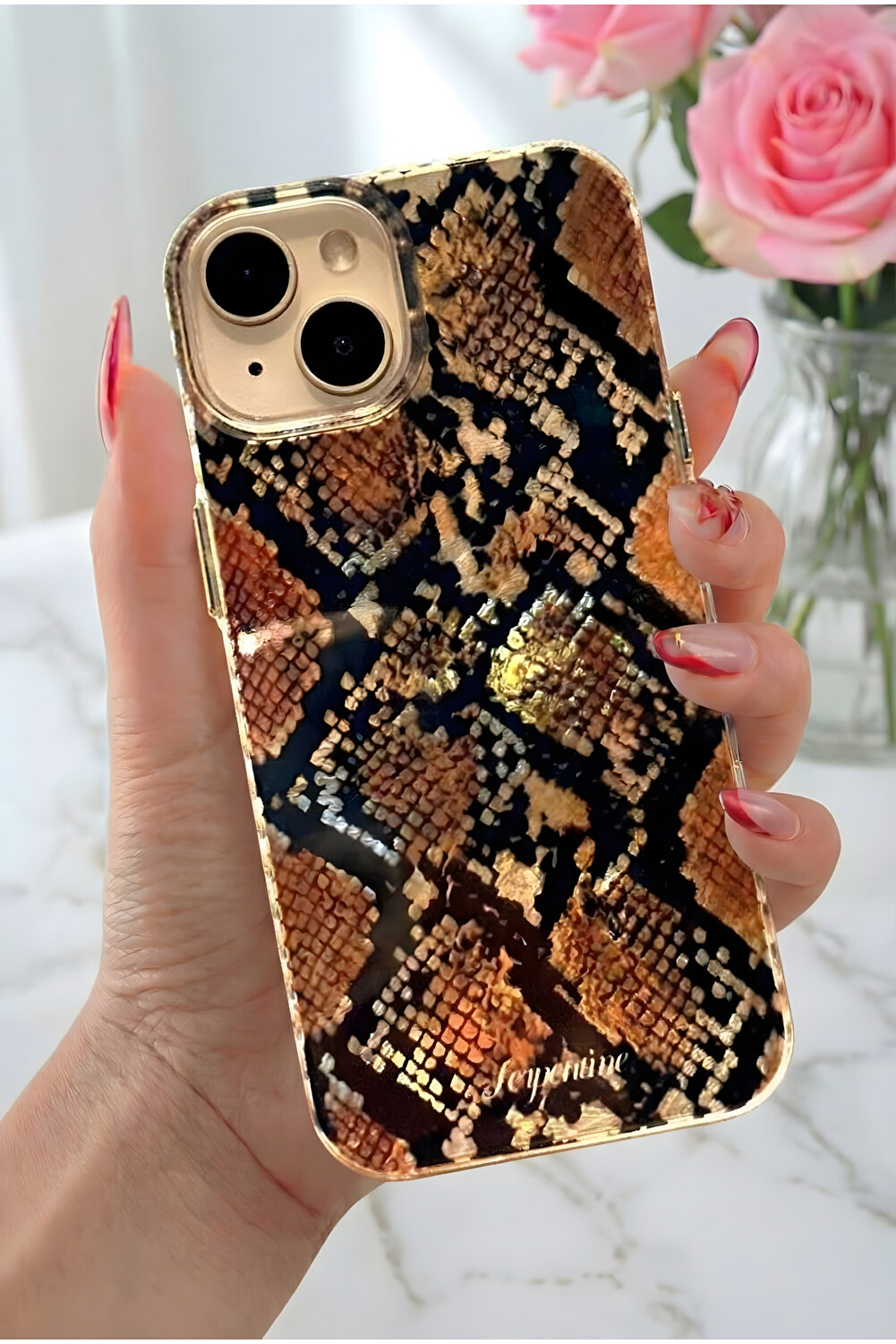 حافظة آيفون 13/14/15 من السيليكون مع نمط الفراشة ث...