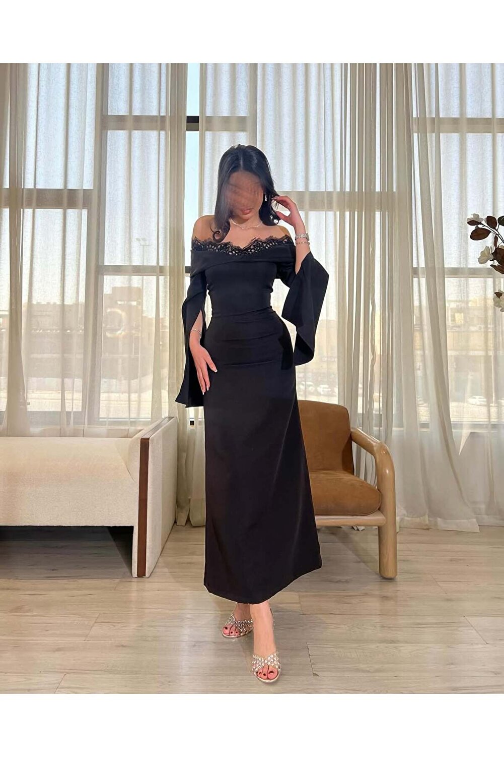 فستان أسود أنيق بتصميم راقٍ يبرز الأنوثة بأسلوب نا...