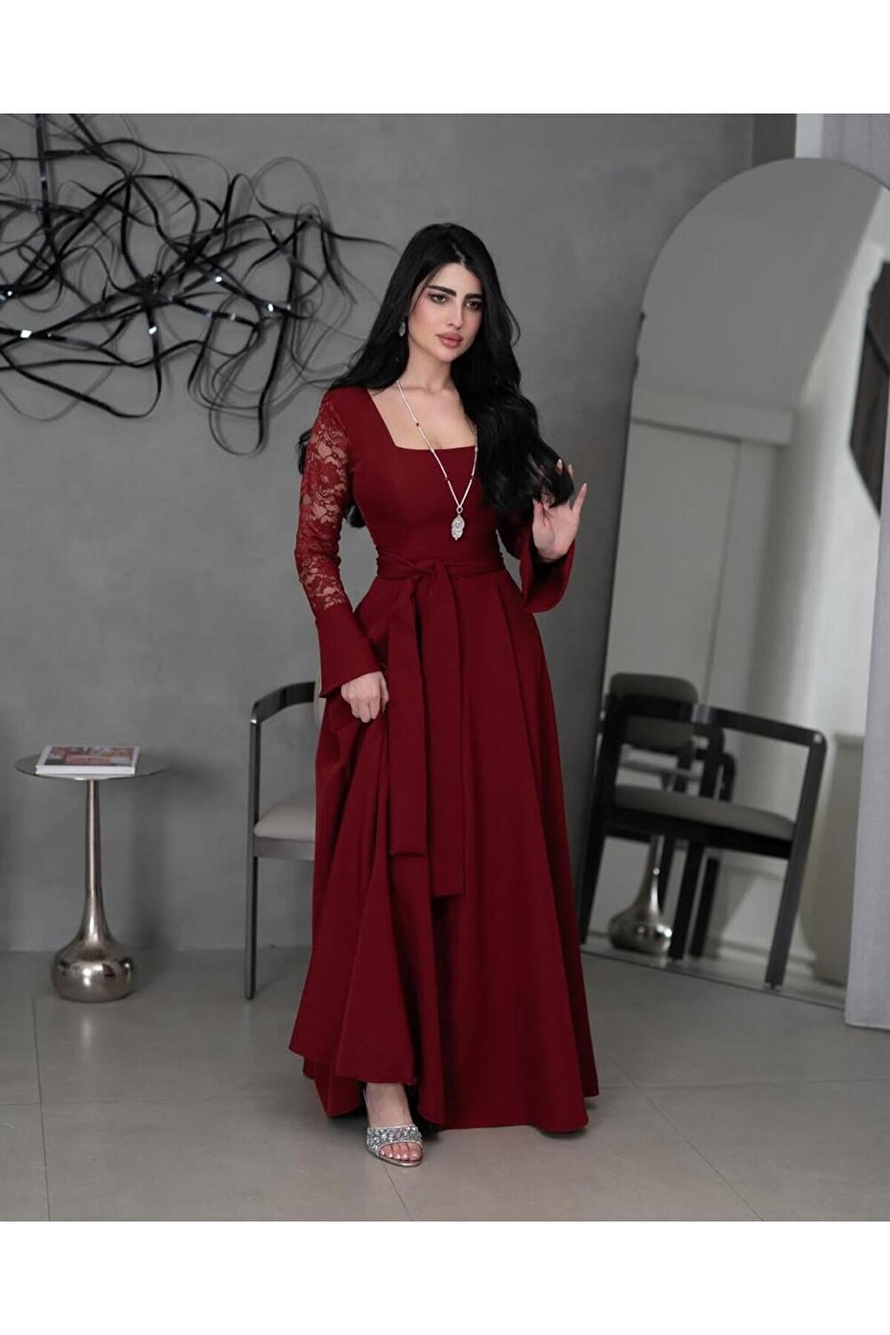 فستان أسود أنيق بتصميم راقٍ يبرز الأنوثة بأسلوب نا...