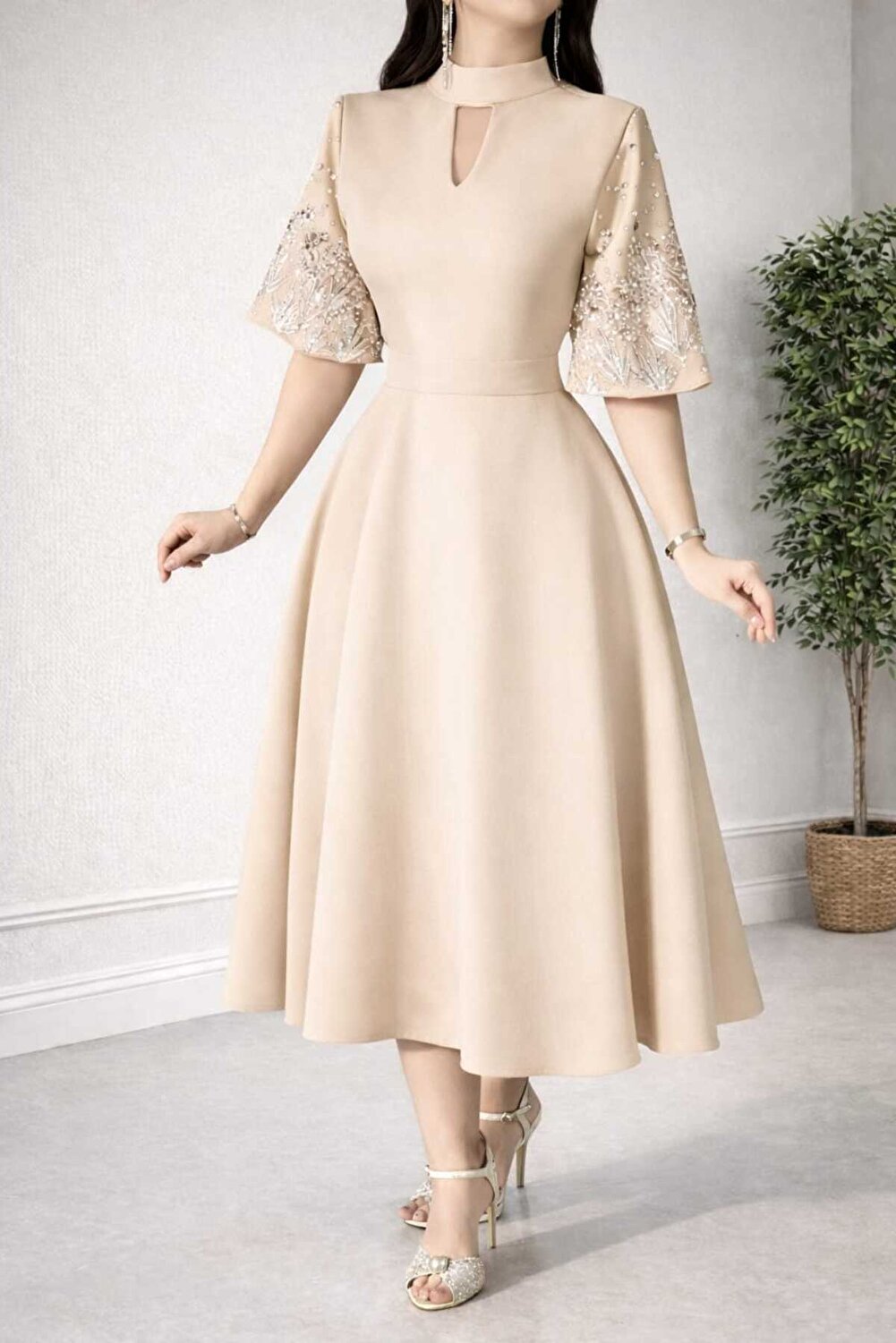 فستان عيد باكمام واسعه مع تطريز يدوي انيق