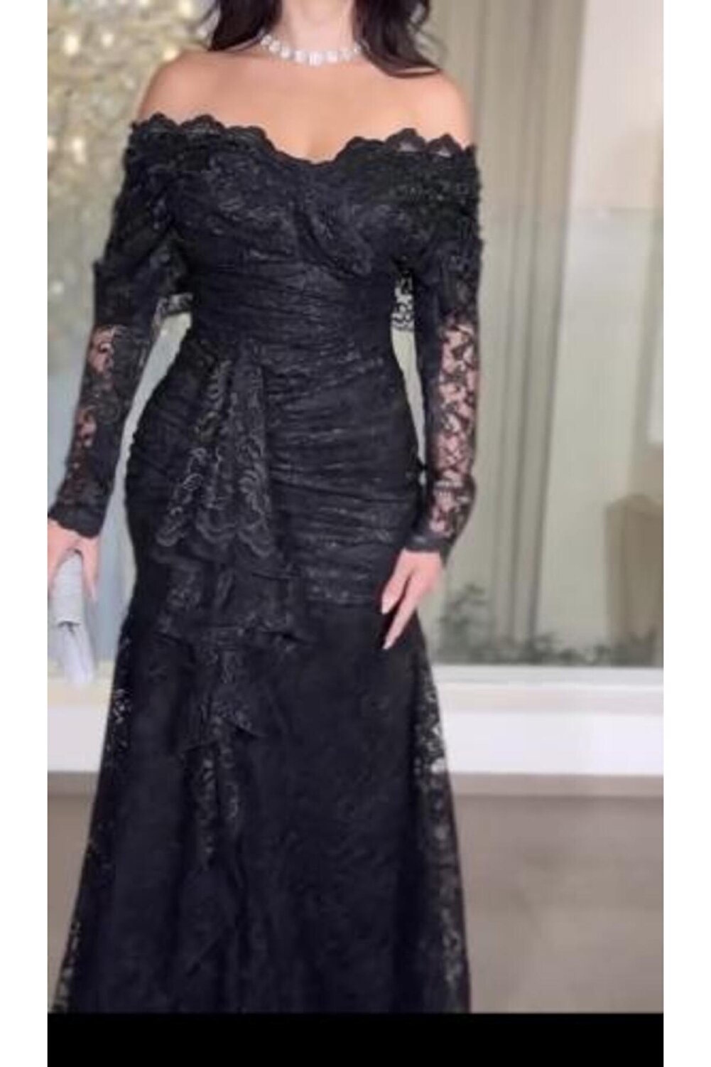 فستان أنيق أسود بأكمام طويلة من الدانتيل