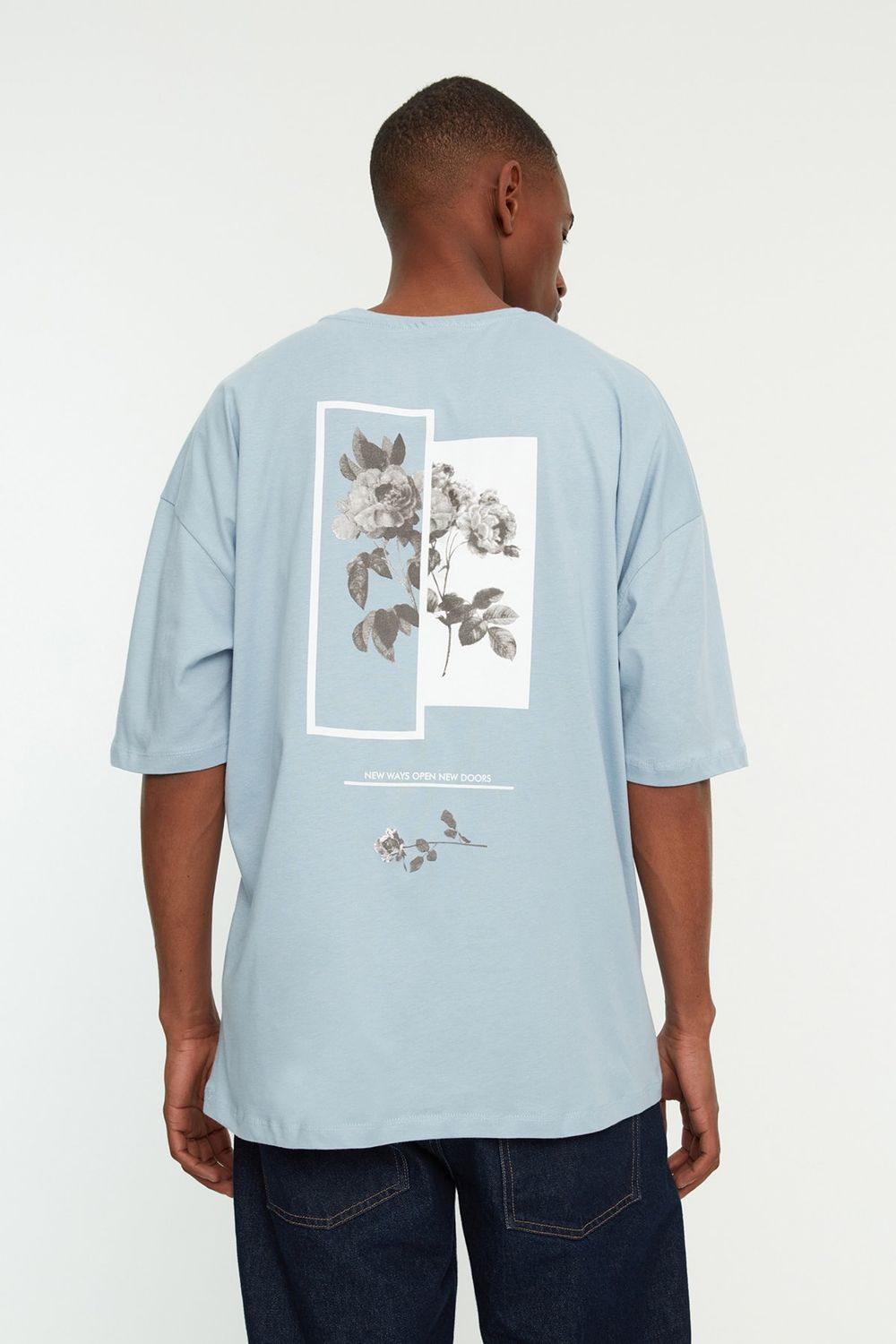 kurzärmliges, Blaues, aus % Trendyol TMNSS21TS1223 Baumwolle Herren-T-Shirt Rundhalsausschnitt Trendyol übergroßes Blumenmuster und - mit 100 Collection