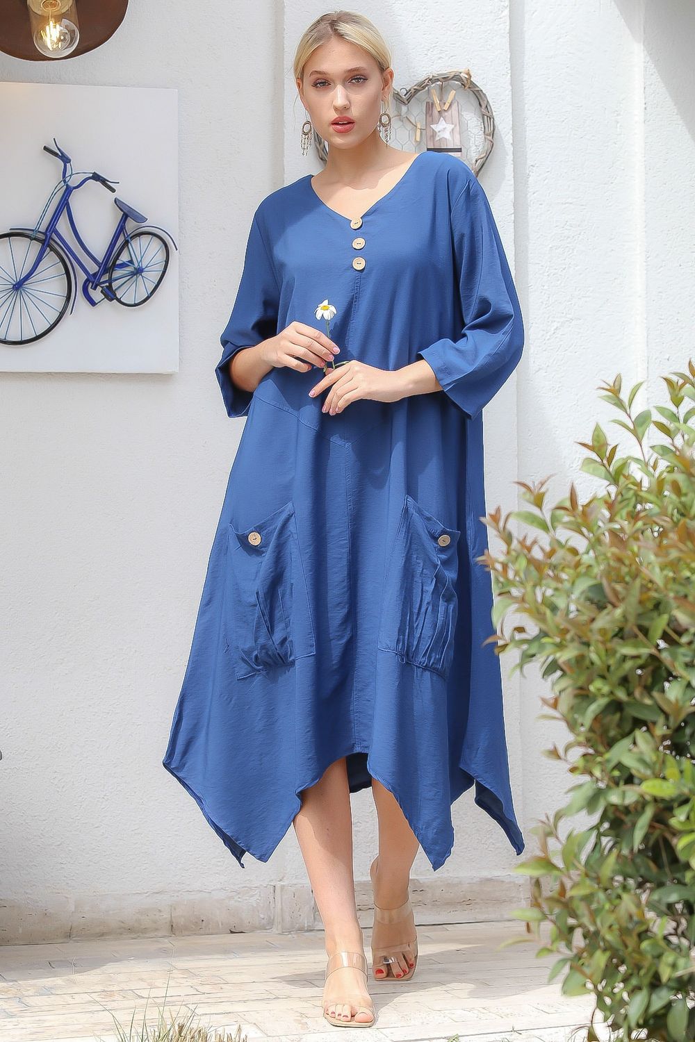 Chiccy Blaues langes Damenkleid mit V-Ausschnitt, geknöpftem 3/4-Ärmel,  asymmetrischem Rock und riesigen Taschen M10160000EL93259 - Trendyol | Gemusterte Kleider