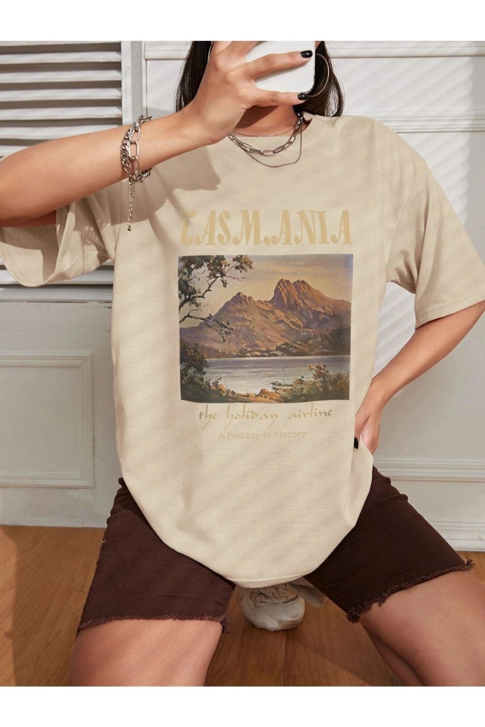 Rundhalsausschnitt Oversize-T-Shirt - Trendyol Benisengiydir für Damen Beigefarbenes Tasmani-bedrucktes mit