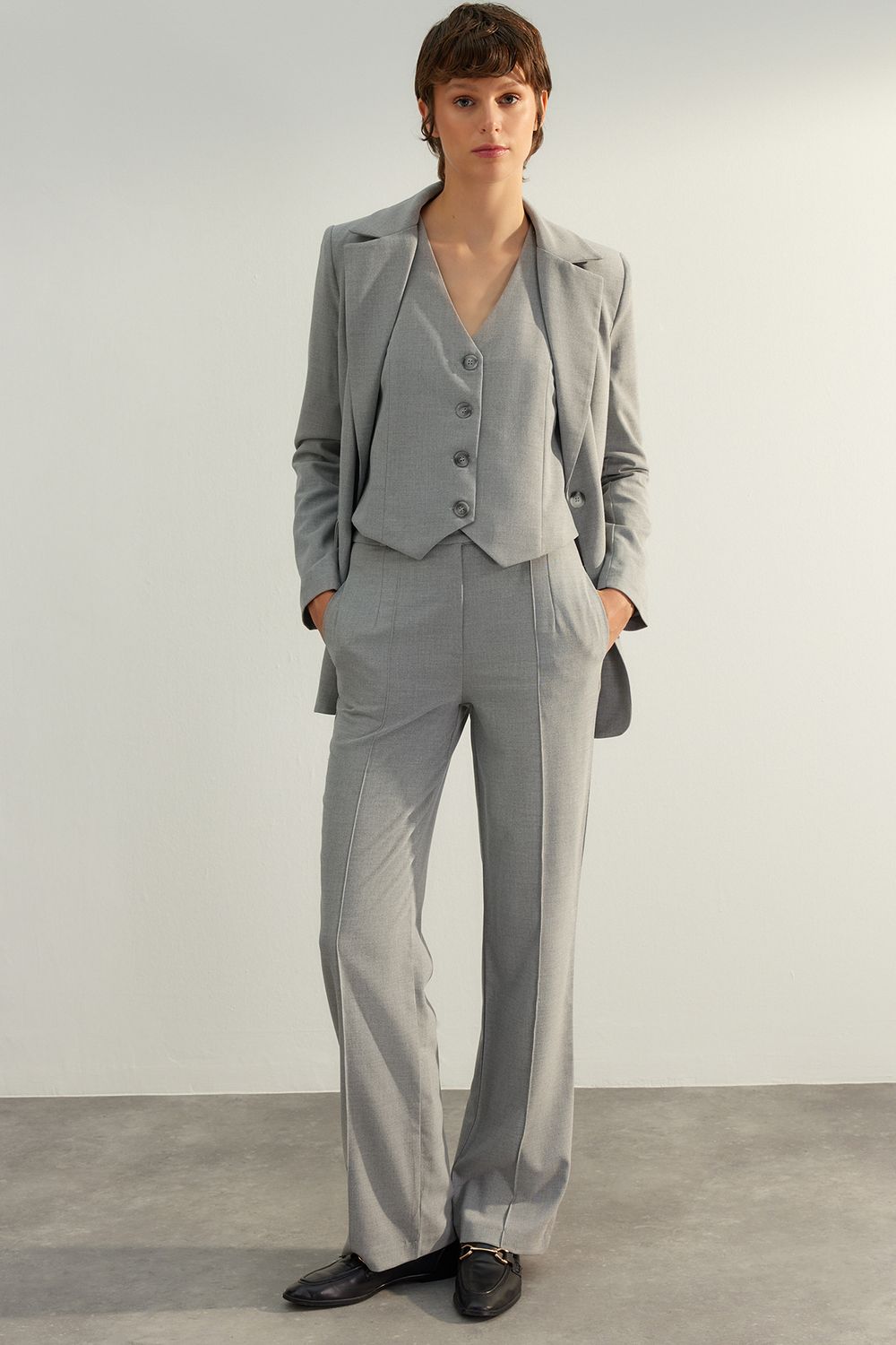 Trendyol Collection Graue, gewebte, gerippte Premium-Hose mit hohem Bund  und geradem Schnitt TWOAW24PL00148 - Trendyol