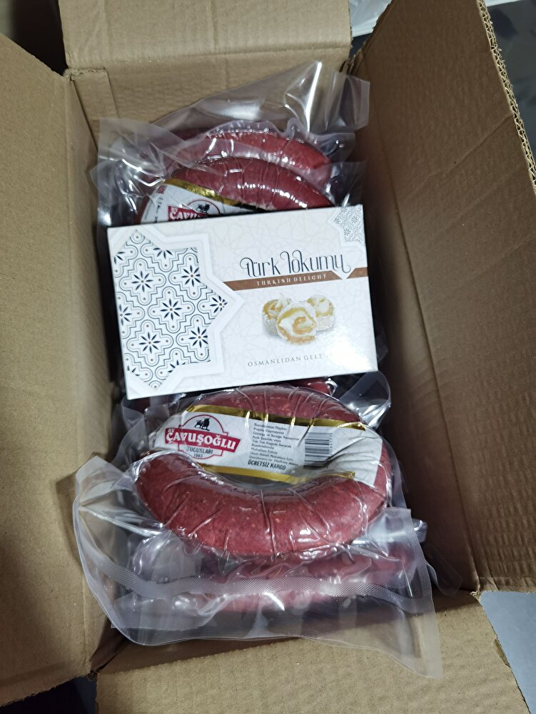 Diğer sucuklar gibi yağ ve baharat basılmamış. Kıvamı çok güzel. Sipariş verirken tereddüt etmiştim ama bundan sonra müdavimi olacağım belli 😊 Ayrıca hediye için de teşekkürler. Satıcı hem kaliteli hem de müşteriye nasıl hitap edeceğini biliyor 👍🏽