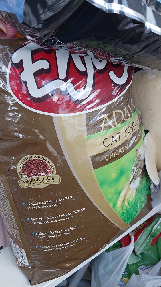 sokaktaki canlara alıyorum severek yiyorlar