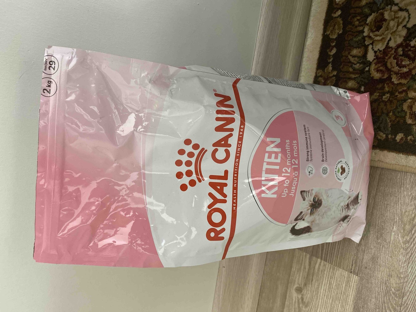 Bu tatlış mamadan o kadar memnunuz ki kedimiz bayılıyor. 9 aylık kedişimiz yedikçe yiyor. Paketin açılma sesine kadar ezbere biliyoruz. O derece memnunuz.
