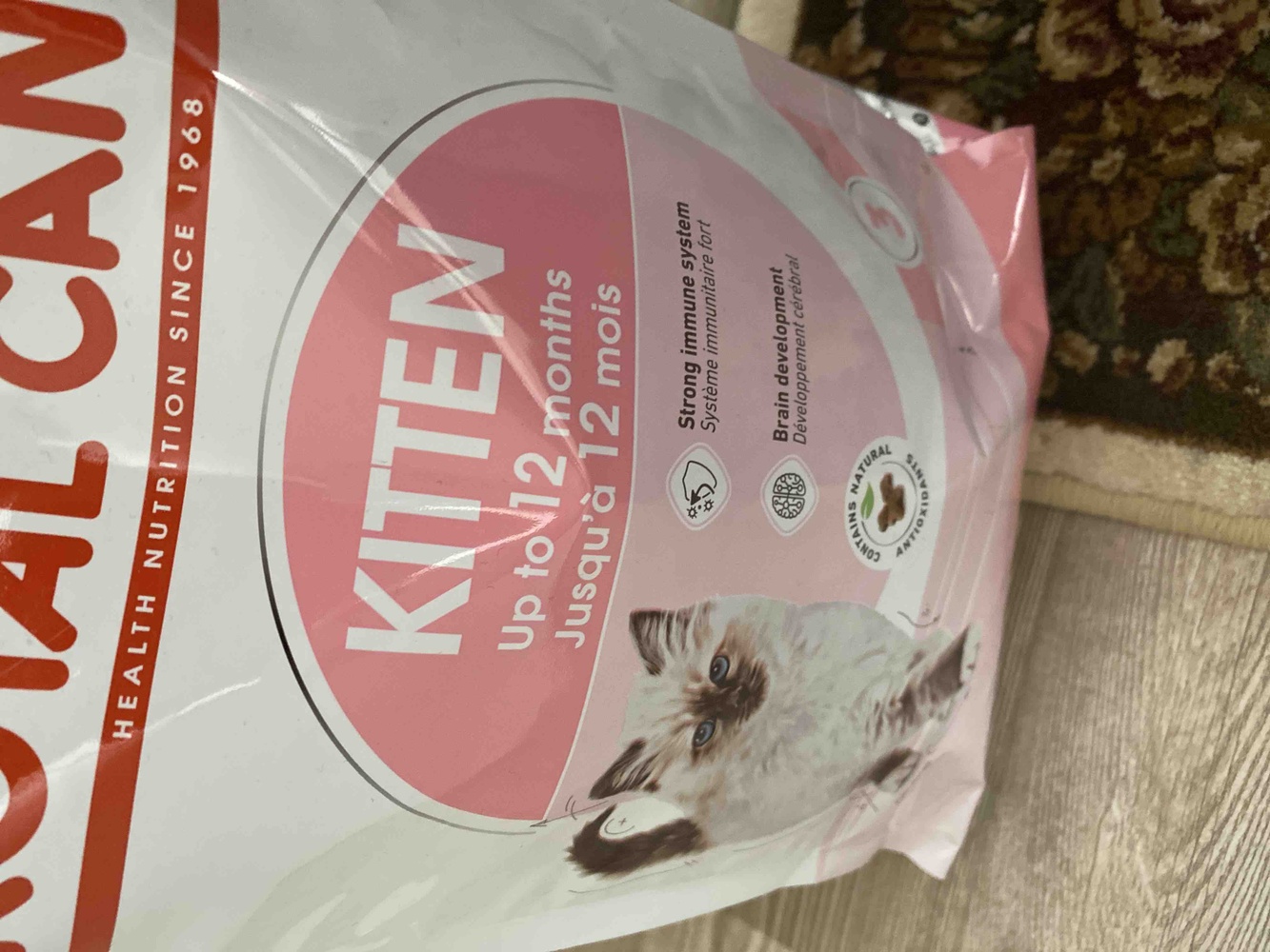 Bu tatlış mamadan o kadar memnunuz ki kedimiz bayılıyor. 9 aylık kedişimiz yedikçe yiyor. Paketin açılma sesine kadar ezbere biliyoruz. O derece memnunuz.