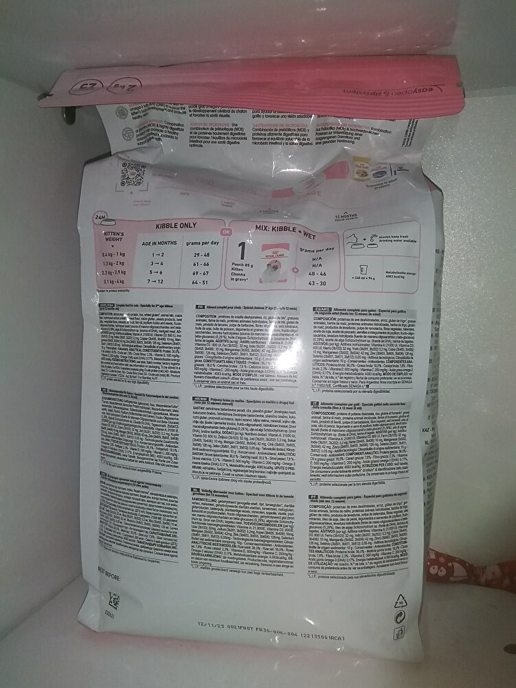 sürekli kullanılan bir mamamız bizim hızlı teslimat yanında hediye yaş mamada vardı yedi kedim