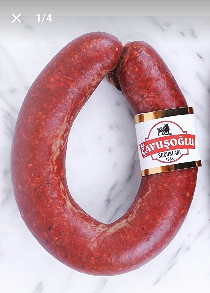 Ürünü 5 kg olarak sipariş verdim. Eğer tost, pizza vs. tarz ürünlerde kullanacaksanız tam bir f/p ürünü. Ama eğer tavada, ızgarada kullanacaksanız. Kasap sucuğu tarzına alışık olanların hoşuna gitmeyebilir. Çünkü kasap sucuğu gibi fermente değilde daha çok ısıl işlem görmüş marketlerde satılan paket sucuk formunda. Ayrıca acılı acısız karışık aldım, birbirlerinden farkı yok acılı / acısız diye özel bir arayışa girmeyin. Hangisinden alırsanız farketmez.  Ürün yanında gönderilen lokum ikramı içinde satıcıya ayrıca teşekkür ederim. Lokumlar muazzam güzeldi.