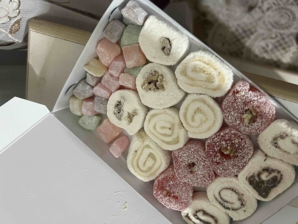 Verdim paraya değdiği zaman çok çok mutlu oluyorum..sucuklar daha kutuyu açmadan kokusu evi sardı. Ayrıca lokumlar için teşekkür ederim çok incesiniz
