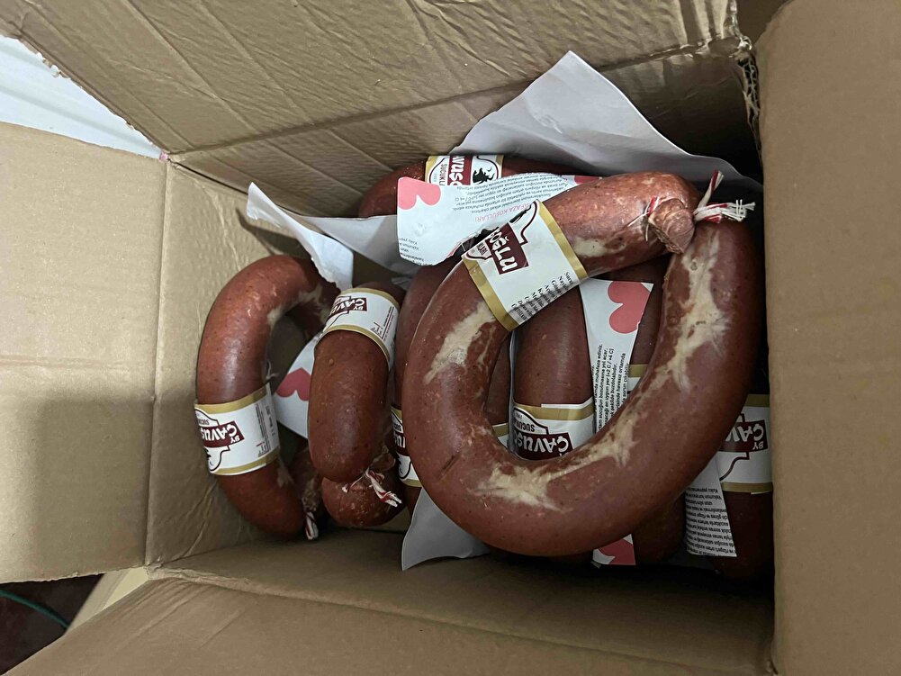 Verdim paraya değdiği zaman çok çok mutlu oluyorum..sucuklar daha kutuyu açmadan kokusu evi sardı. Ayrıca lokumlar için teşekkür ederim çok incesiniz