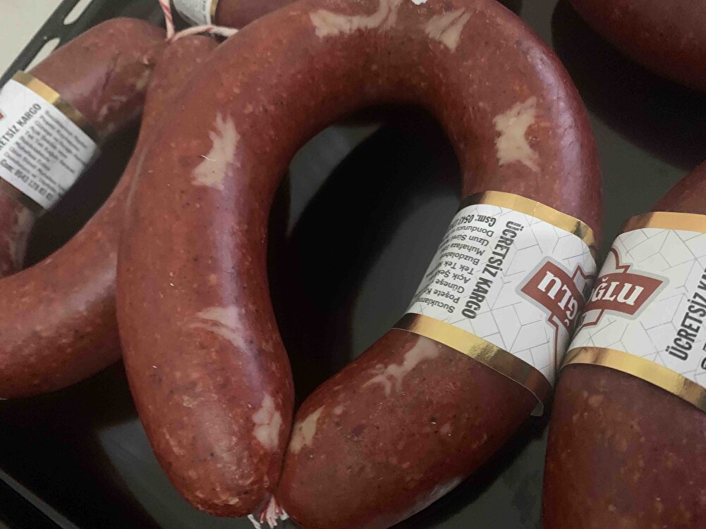 Mükemmel yine her zaman ki gibi bu benim 2. Sucuk alışım daha öncede 5 kg aldım enfes😋 güvenip alabilirsiniz sucuk ekmek ve yumurtada süper oluyor . İlk aldığımda lokum hediye gönderdiler. 2. Alışverişimde Mevlana şekeri çokkkk mutlu oldum hiç boş göndermiyorlar. Ayrıca ilk aldığımda vakkumlu gelmişti 2. Alışımda vakkumsuz geldi ama bence vakkumsuz olması daha iyi kokmuyor😌 sadece gerçekten yurtiçi kargoyla çalışmayın 😡 1 haftada getiriyorlar😡😡😡 lütfen kargo firmanızı değiştirin . Kalitenin tek adresi Çavuşoğlu🤪🤪🤪