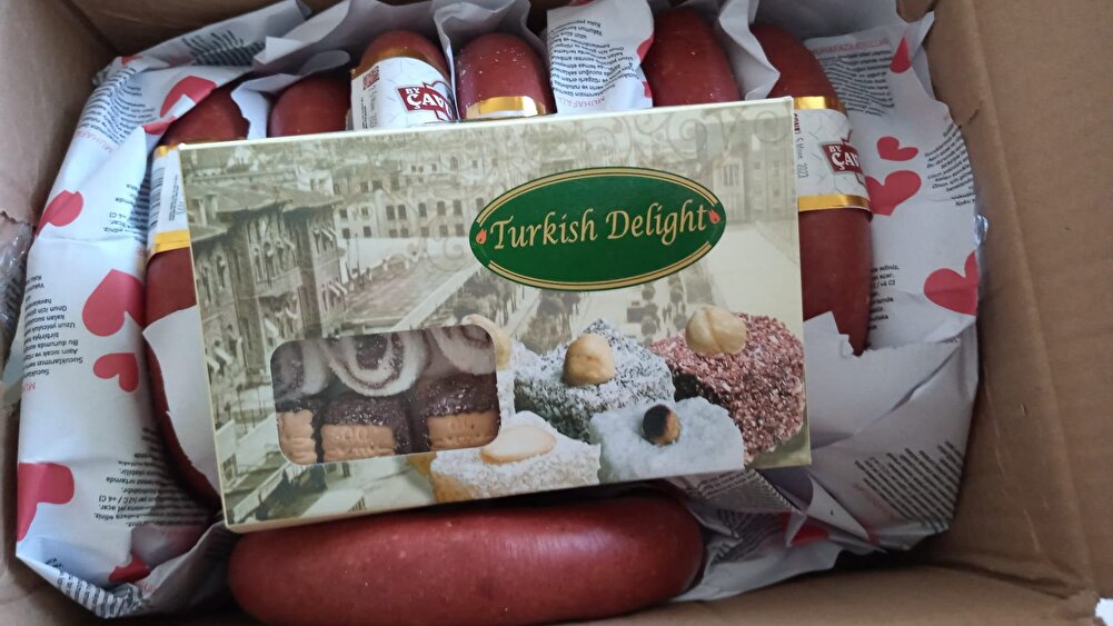 Cömert satıcı. Hediye lokumlar da koymuş sağolsun. Paketleme süper, sağlam, akma kokma olmamış. Sucuklar nemlenmesin diye tek tek kağıtlarla sarılmış. lezzeti bu fiyata göre gayet iyi. markettekilerden daha da lezzetli. Az yağlı.