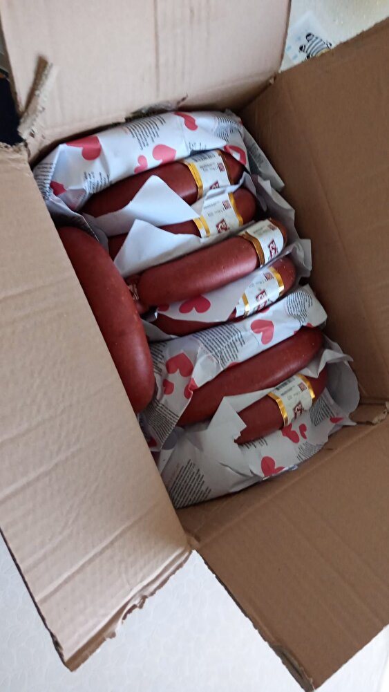 Cömert satıcı. Hediye lokumlar da koymuş sağolsun. Paketleme süper, sağlam, akma kokma olmamış. Sucuklar nemlenmesin diye tek tek kağıtlarla sarılmış. lezzeti bu fiyata göre gayet iyi. markettekilerden daha da lezzetli. Az yağlı.