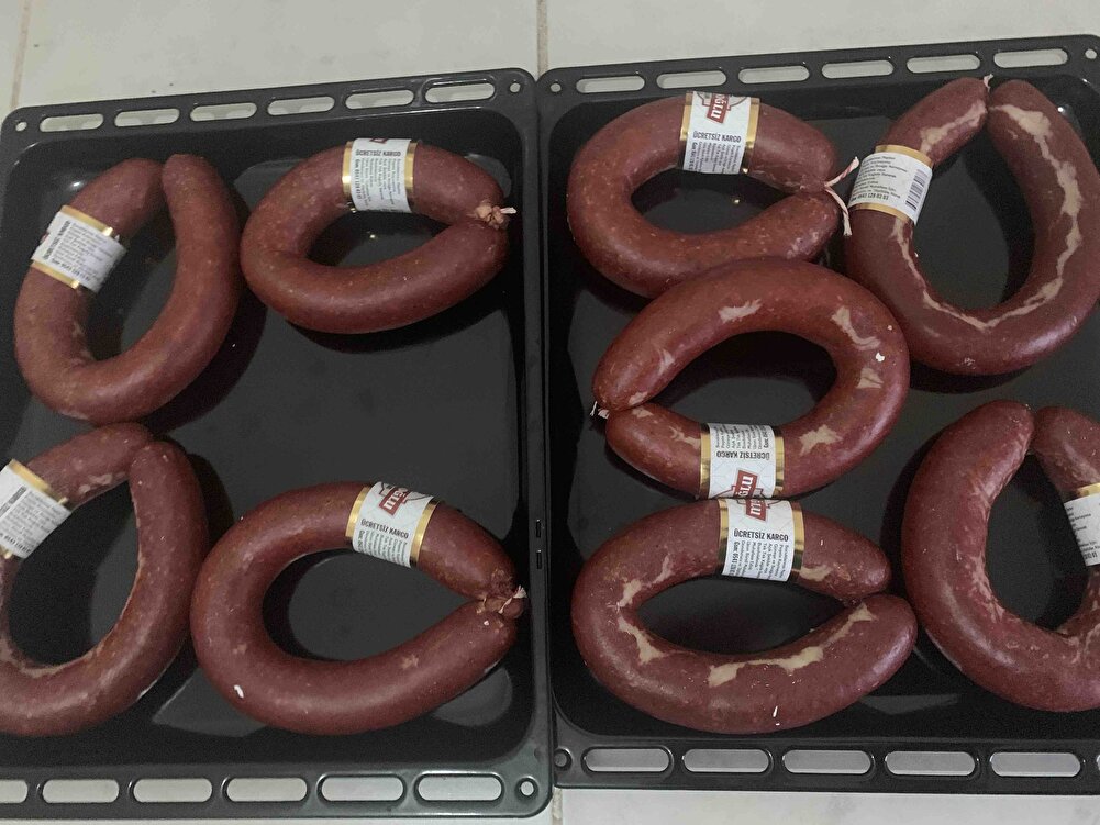 Mükemmel yine her zaman ki gibi bu benim 2. Sucuk alışım daha öncede 5 kg aldım enfes😋 güvenip alabilirsiniz sucuk ekmek ve yumurtada süper oluyor . İlk aldığımda lokum hediye gönderdiler. 2. Alışverişimde Mevlana şekeri çokkkk mutlu oldum hiç boş göndermiyorlar. Ayrıca ilk aldığımda vakkumlu gelmişti 2. Alışımda vakkumsuz geldi ama bence vakkumsuz olması daha iyi kokmuyor😌 sadece gerçekten yurtiçi kargoyla çalışmayın 😡 1 haftada getiriyorlar😡😡😡 lütfen kargo firmanızı değiştirin . Kalitenin tek adresi Çavuşoğlu🤪🤪🤪